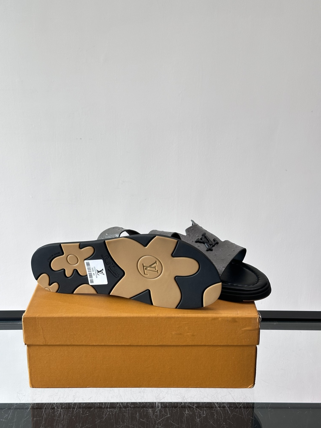 ​​✨LV Isola系列凉拖鞋，采用Monogram压花皮革，搭配橡胶鞋底，简约又有辨识度。鞋面“LV