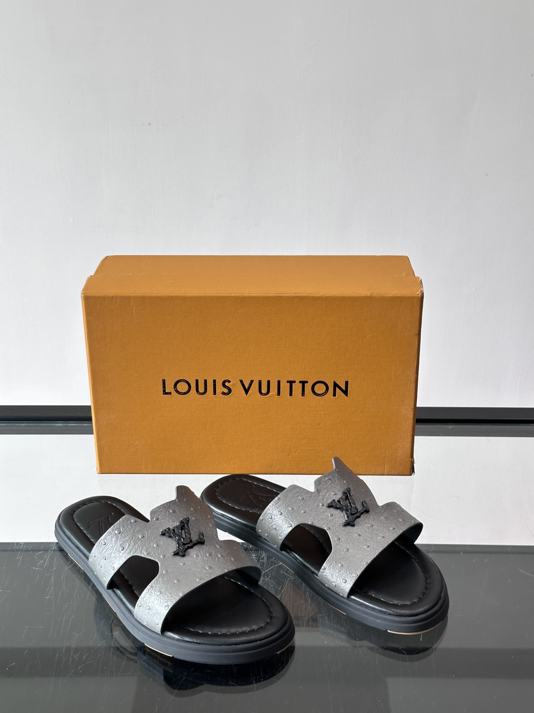 ​​✨LV Isola系列凉拖鞋，采用Monogram压花皮革，搭配橡胶鞋底，简约又有辨识度。鞋面“LV