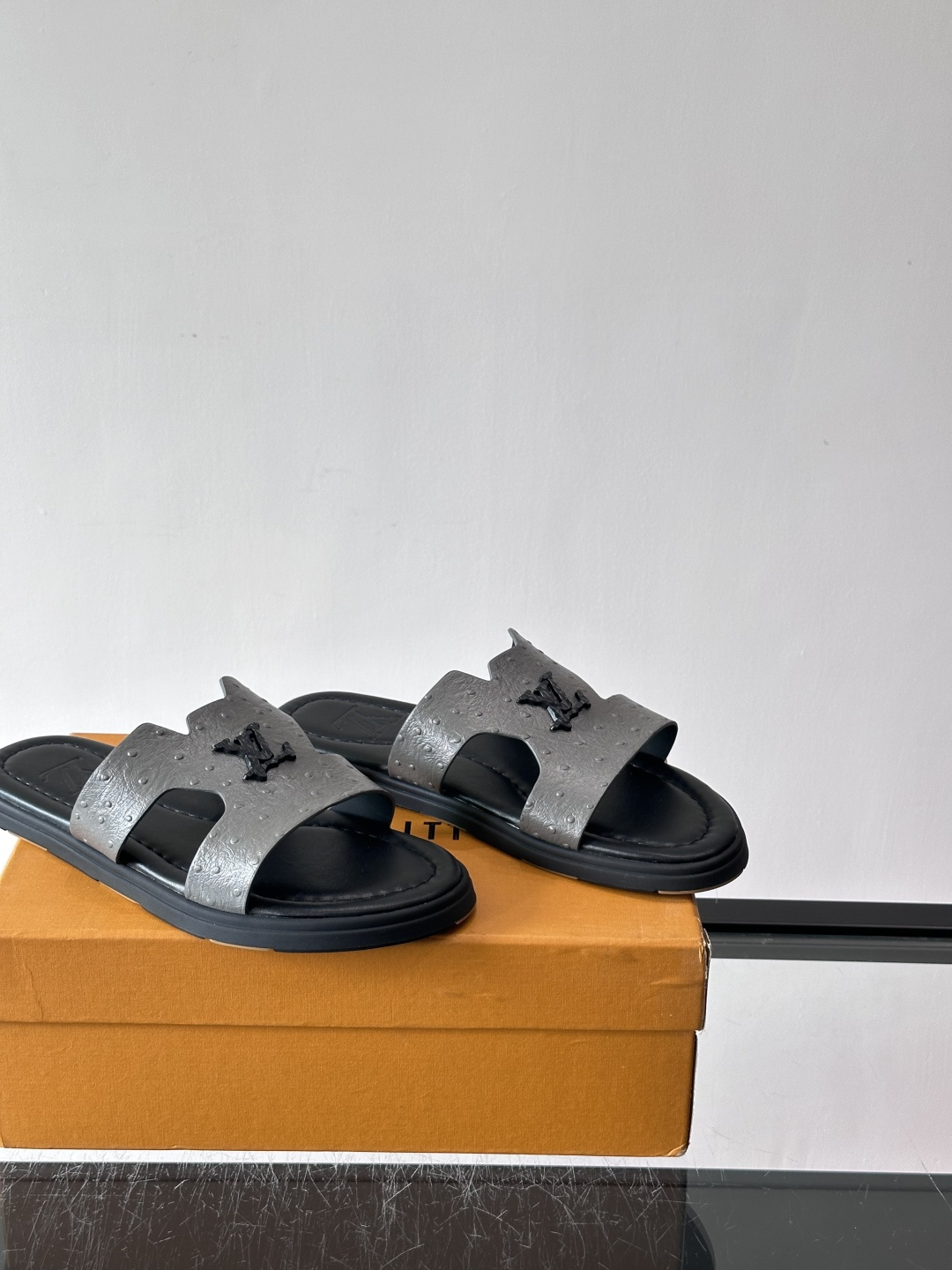 ​​✨LV Isola系列凉拖鞋，采用Monogram压花皮革，搭配橡胶鞋底，简约又有辨识度。鞋面“LV