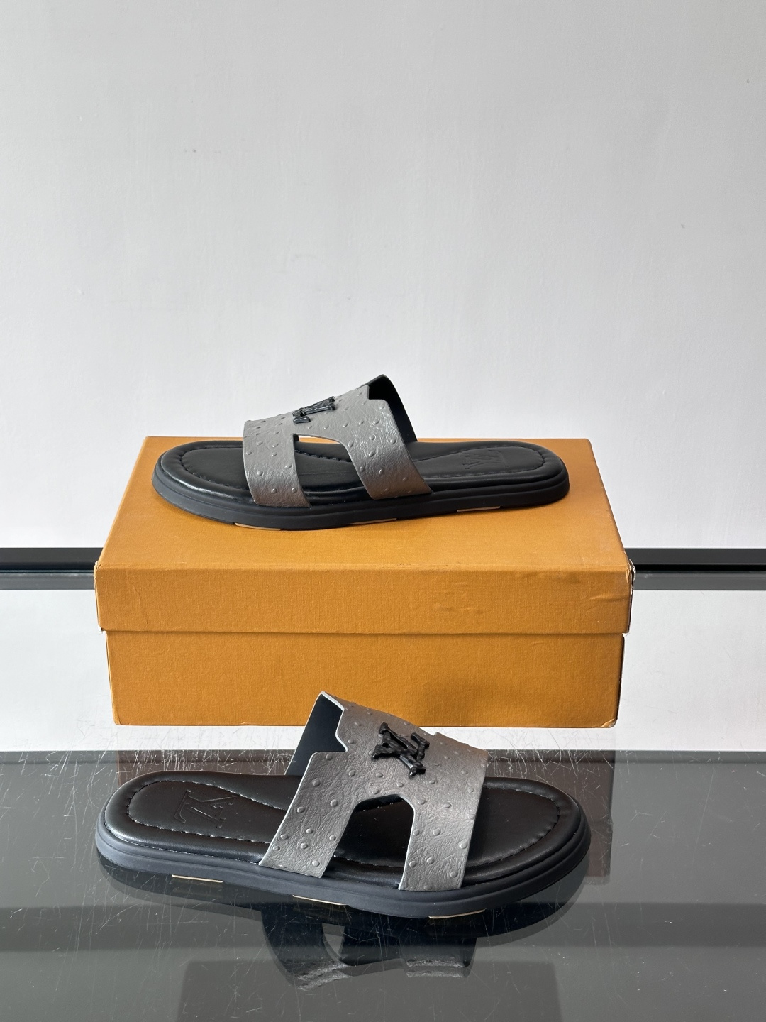 ​​✨LV Isola系列凉拖鞋，采用Monogram压花皮革，搭配橡胶鞋底，简约又有辨识度。鞋面“LV