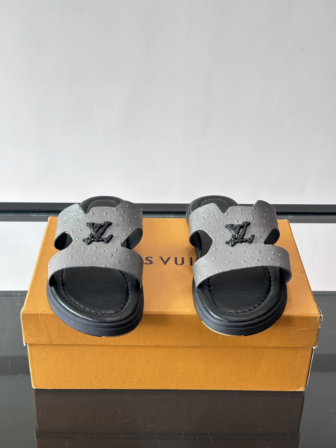 ​​✨LV Isola系列凉拖鞋，采用Monogram压花皮革，搭配橡胶鞋底，简约又有辨识度。鞋面“LV