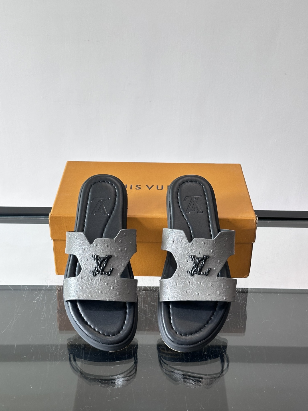 ​​✨LV Isola系列凉拖鞋，采用Monogram压花皮革，搭配橡胶鞋底，简约又有辨识度。鞋面“LV