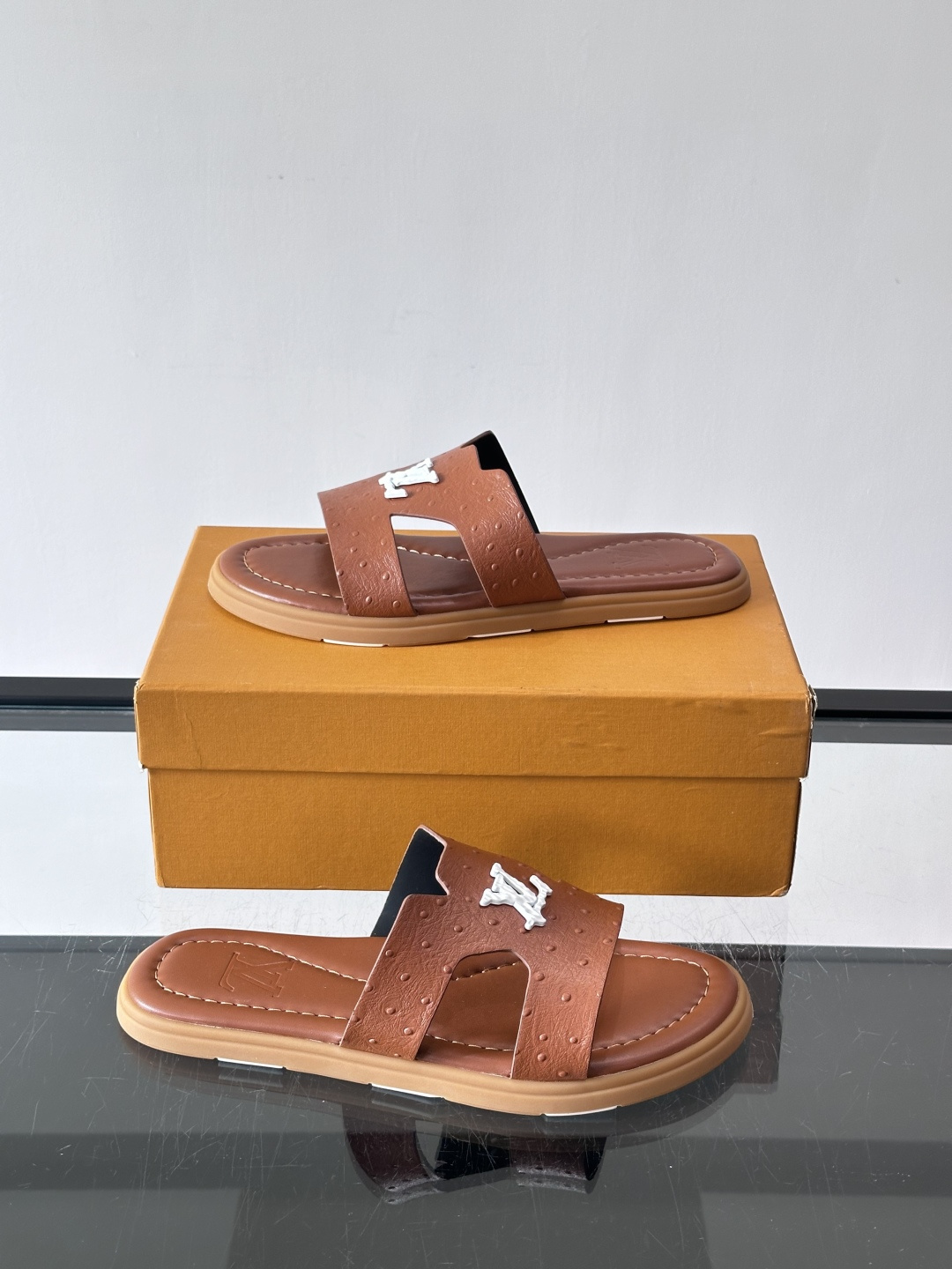 ​​✨LV Isola系列凉拖鞋，采用Monogram压花皮革，搭配橡胶鞋底，简约又有辨识度。鞋面“LV