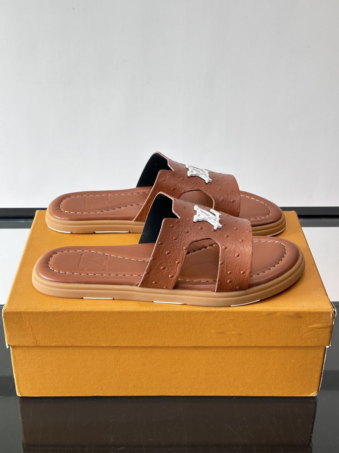 ​​✨LV Isola系列凉拖鞋，采用Monogram压花皮革，搭配橡胶鞋底，简约又有辨识度。鞋面“LV