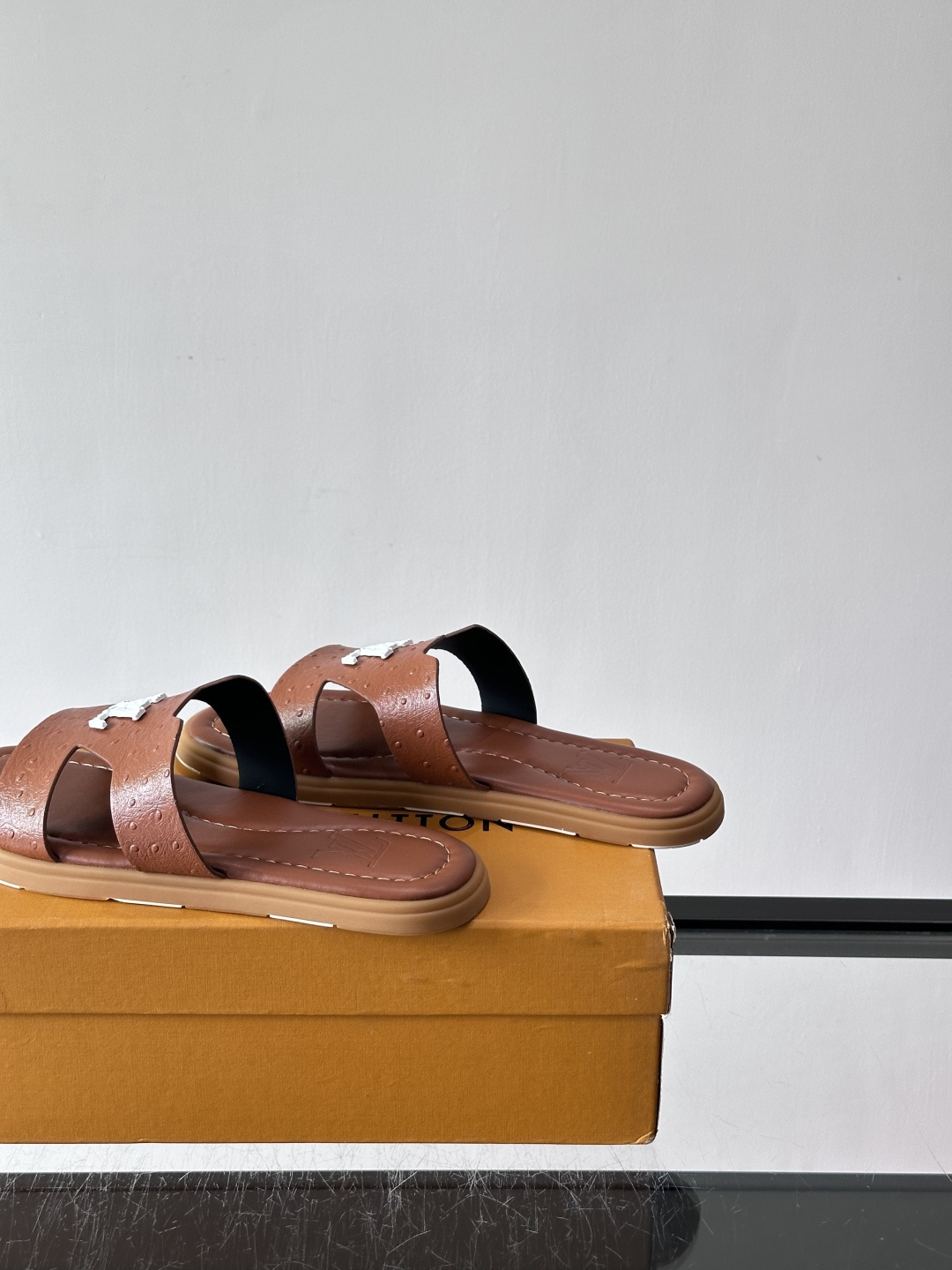 ​​✨LV Isola系列凉拖鞋，采用Monogram压花皮革，搭配橡胶鞋底，简约又有辨识度。鞋面“LV