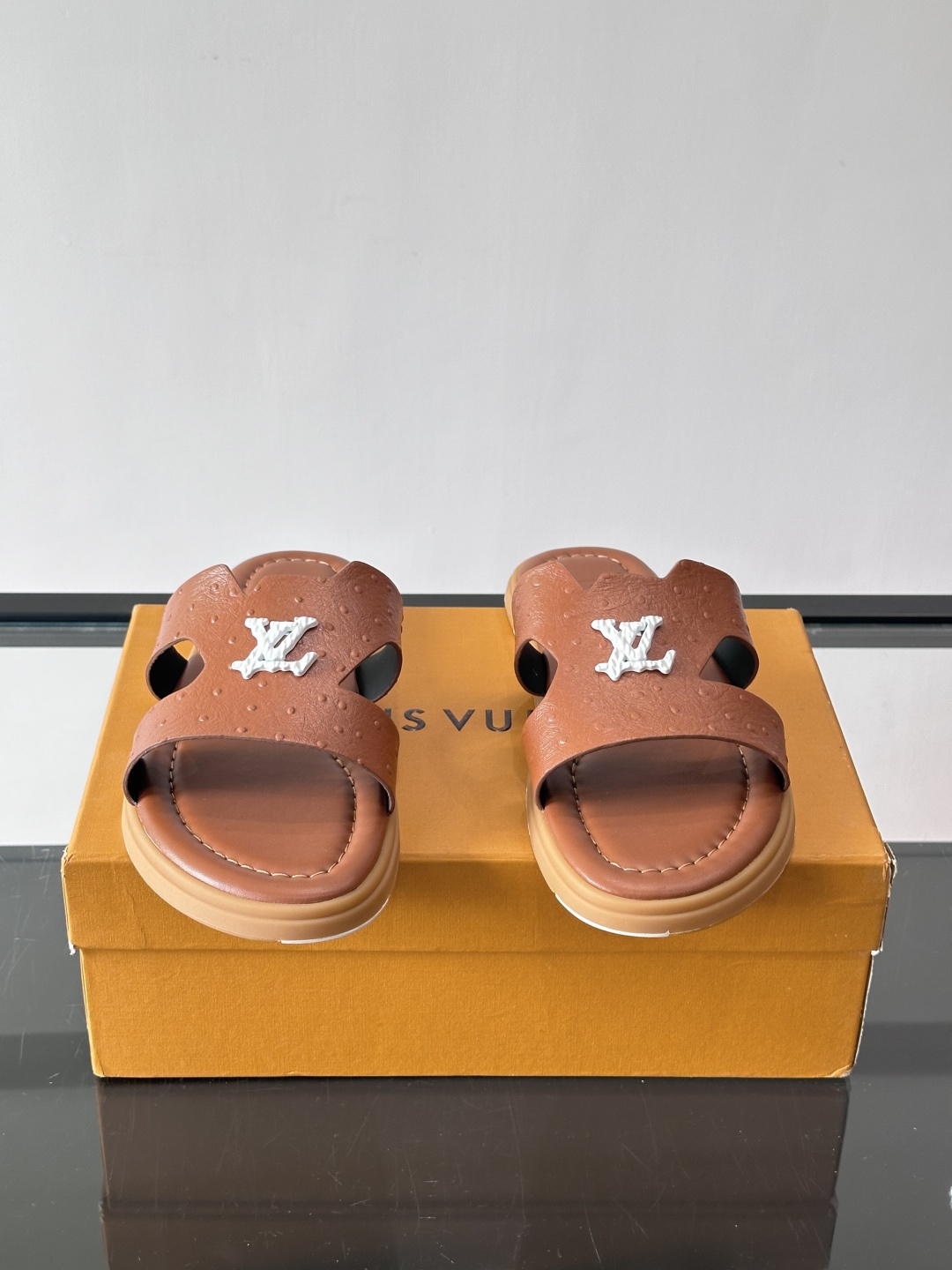 ​​✨LV Isola系列凉拖鞋，采用Monogram压花皮革，搭配橡胶鞋底，简约又有辨识度。鞋面“LV