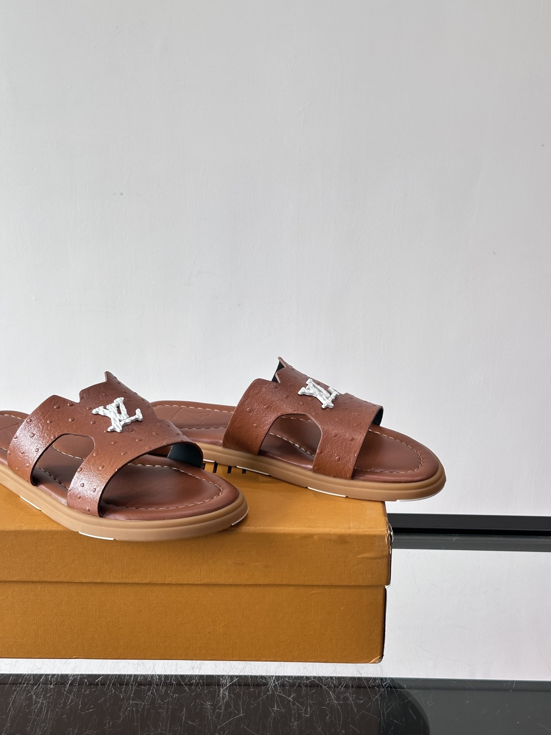 ​​✨LV Isola系列凉拖鞋，采用Monogram压花皮革，搭配橡胶鞋底，简约又有辨识度。鞋面“LV