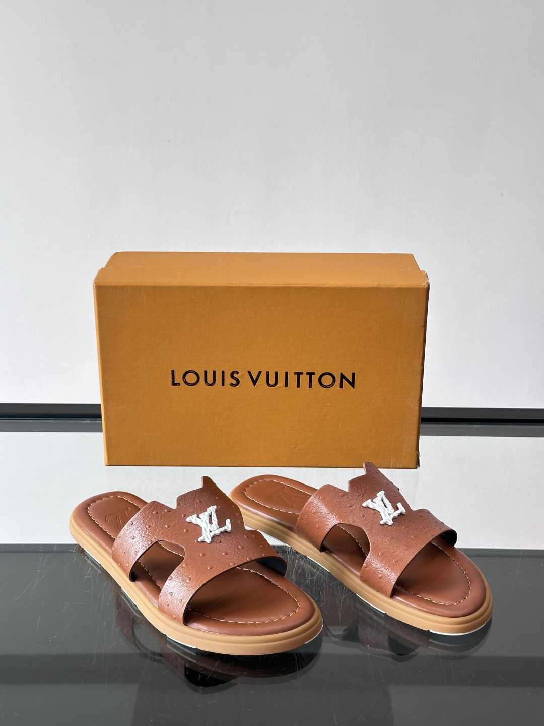 ​​✨LV Isola系列凉拖鞋，采用Monogram压花皮革，搭配橡胶鞋底，简约又有辨识度。鞋面“LV