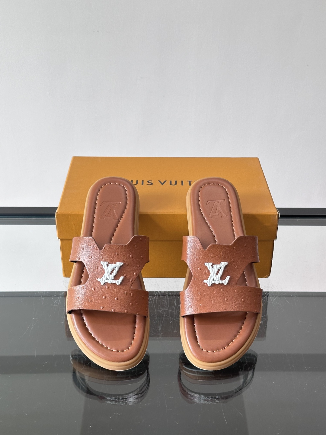 ​​✨LV Isola系列凉拖鞋，采用Monogram压花皮革，搭配橡胶鞋底，简约又有辨识度。鞋面“LV
