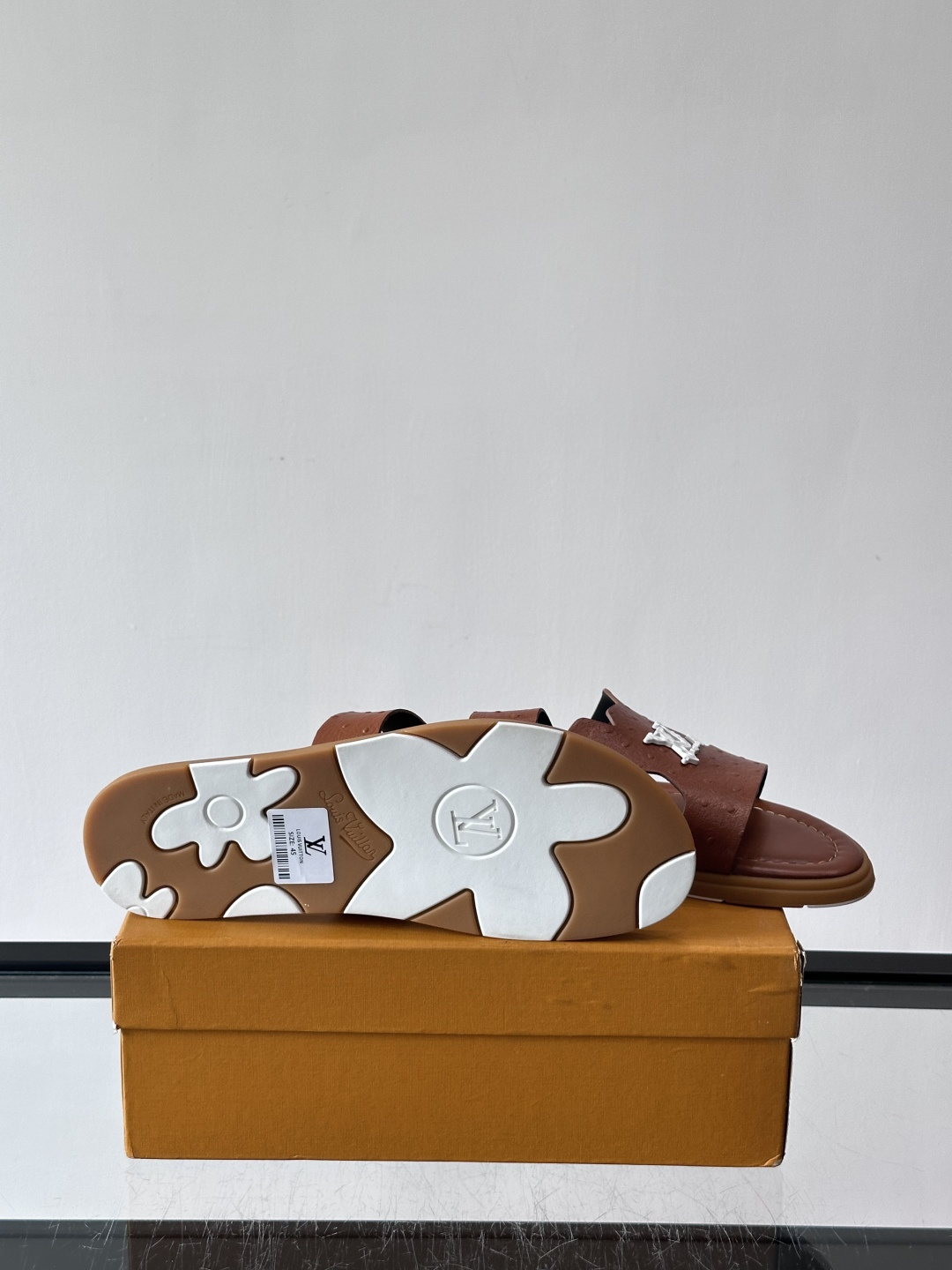 ​​✨LV Isola系列凉拖鞋，采用Monogram压花皮革，搭配橡胶鞋底，简约又有辨识度。鞋面“LV