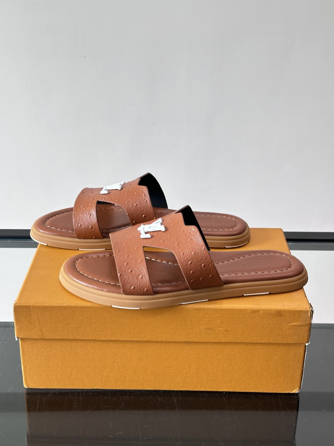 ​​✨LV Isola系列凉拖鞋，采用Monogram压花皮革，搭配橡胶鞋底，简约又有辨识度。鞋面“LV