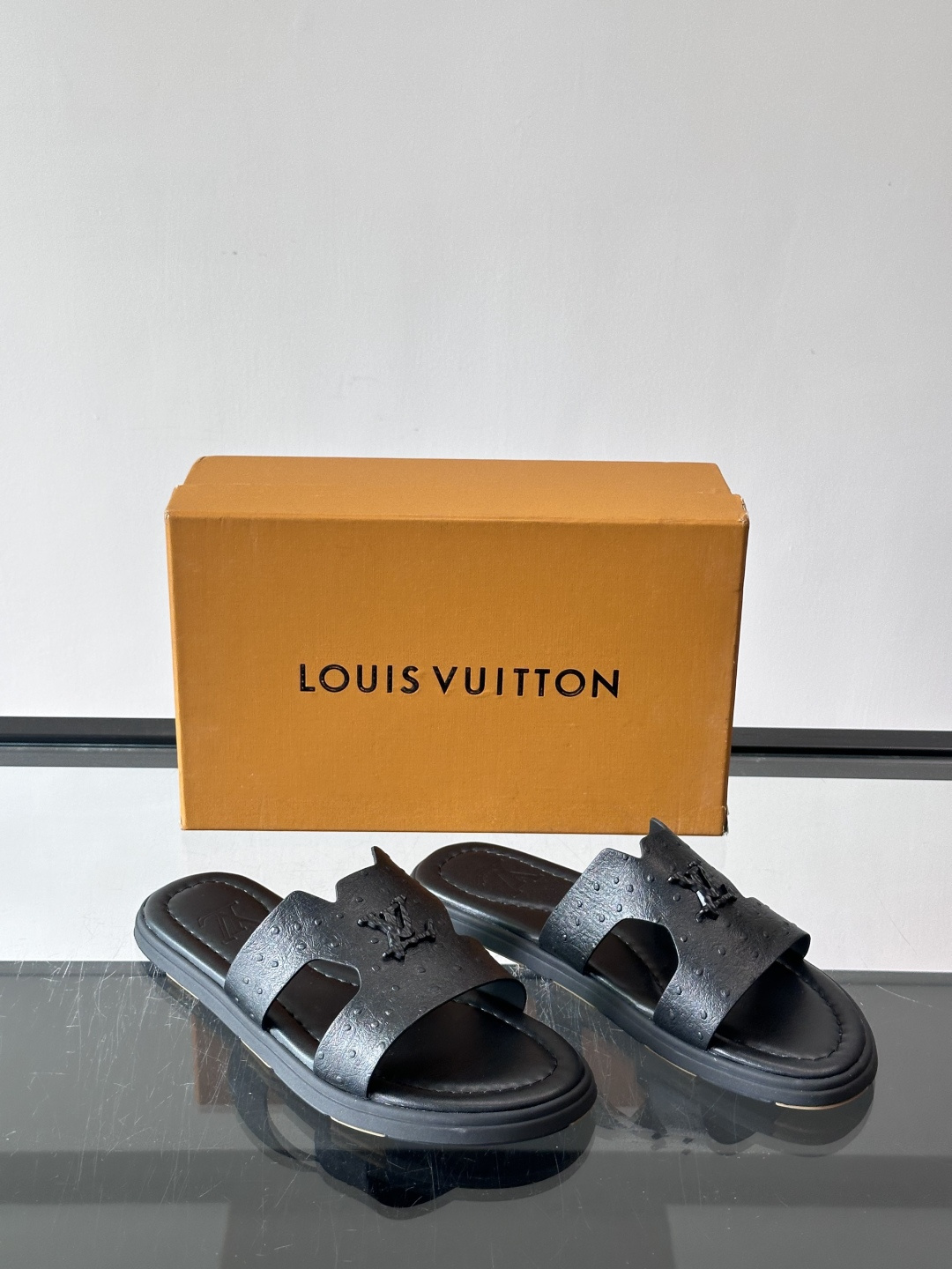 ​​✨LV Isola系列凉拖鞋，采用Monogram压花皮革，搭配橡胶鞋底，简约又有辨识度。鞋面“LV