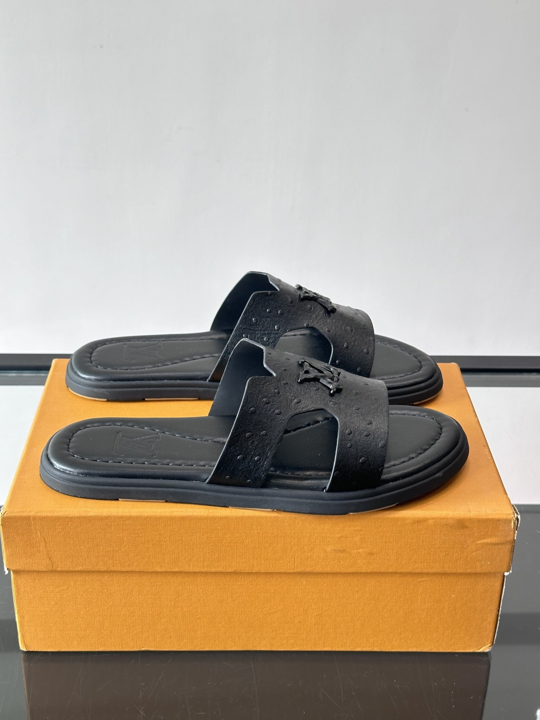 ​​✨LV Isola系列凉拖鞋，采用Monogram压花皮革，搭配橡胶鞋底，简约又有辨识度。鞋面“LV