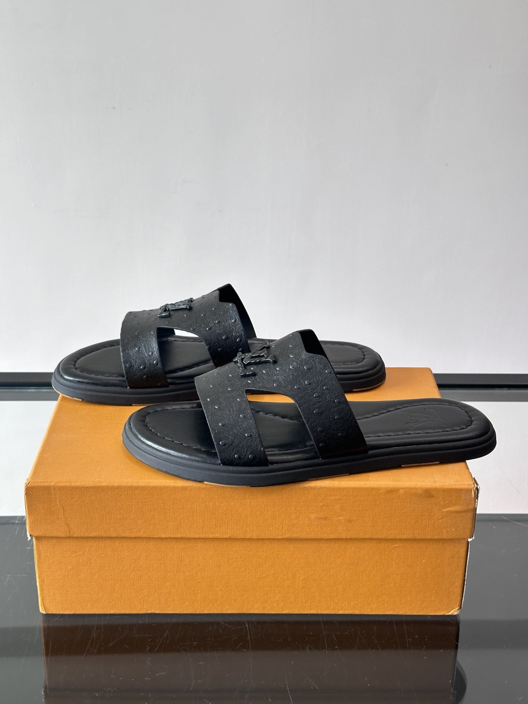 ​​✨LV Isola系列凉拖鞋，采用Monogram压花皮革，搭配橡胶鞋底，简约又有辨识度。鞋面“LV