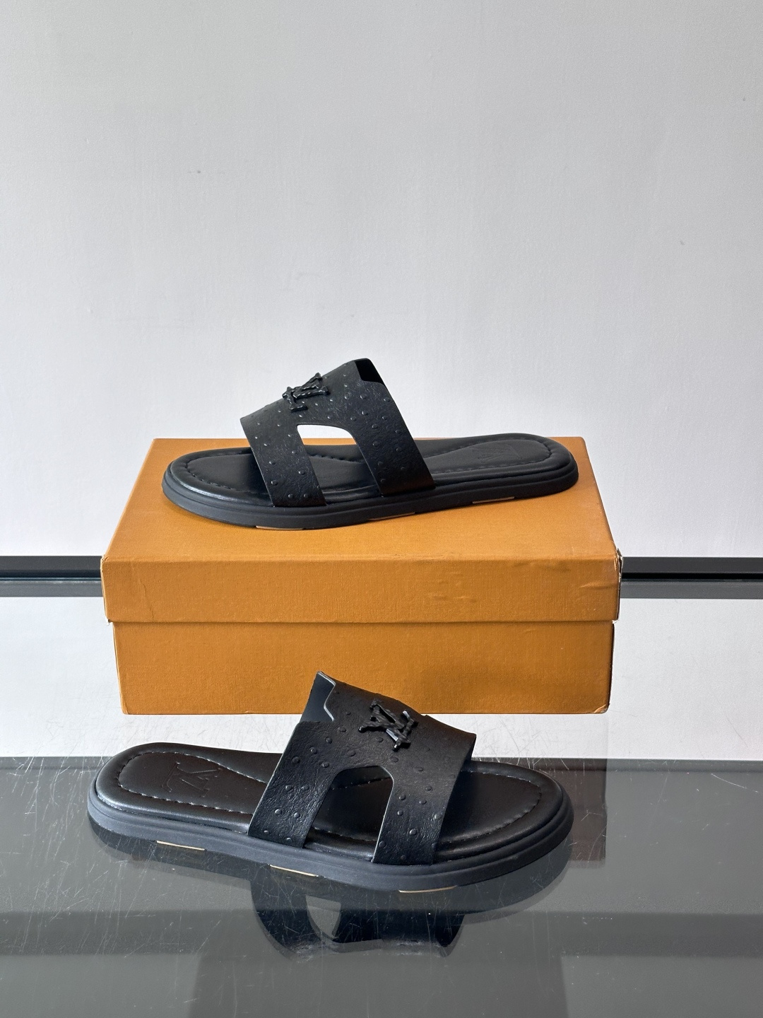 ​​✨LV Isola系列凉拖鞋，采用Monogram压花皮革，搭配橡胶鞋底，简约又有辨识度。鞋面“LV