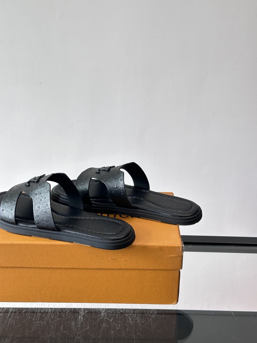 ​​✨LV Isola系列凉拖鞋，采用Monogram压花皮革，搭配橡胶鞋底，简约又有辨识度。鞋面“LV