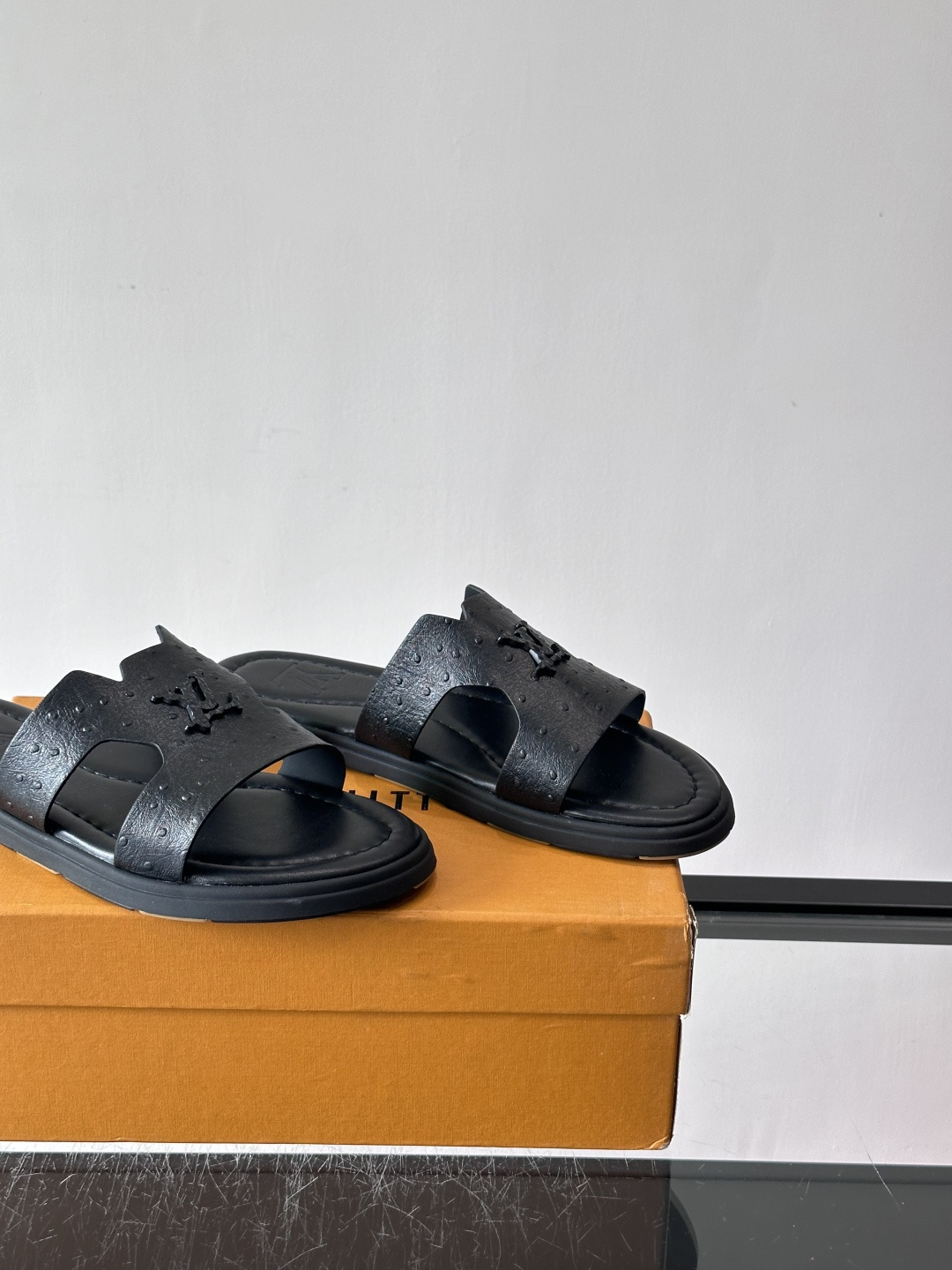 ​​✨LV Isola系列凉拖鞋，采用Monogram压花皮革，搭配橡胶鞋底，简约又有辨识度。鞋面“LV