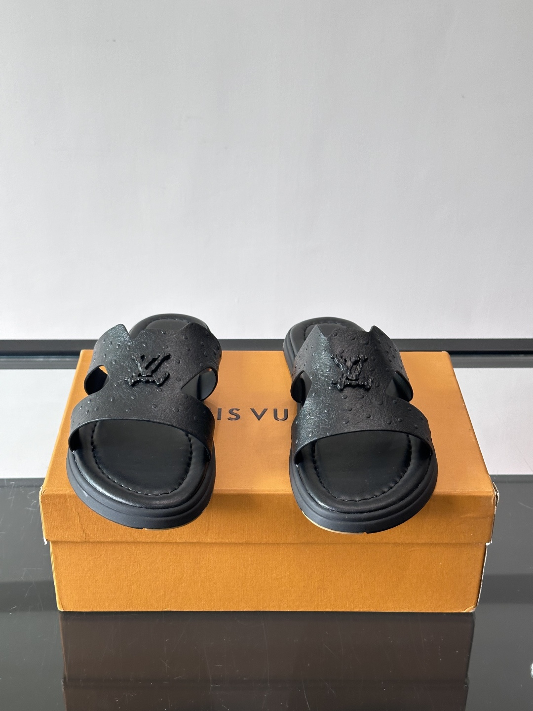 ​​✨LV Isola系列凉拖鞋，采用Monogram压花皮革，搭配橡胶鞋底，简约又有辨识度。鞋面“LV