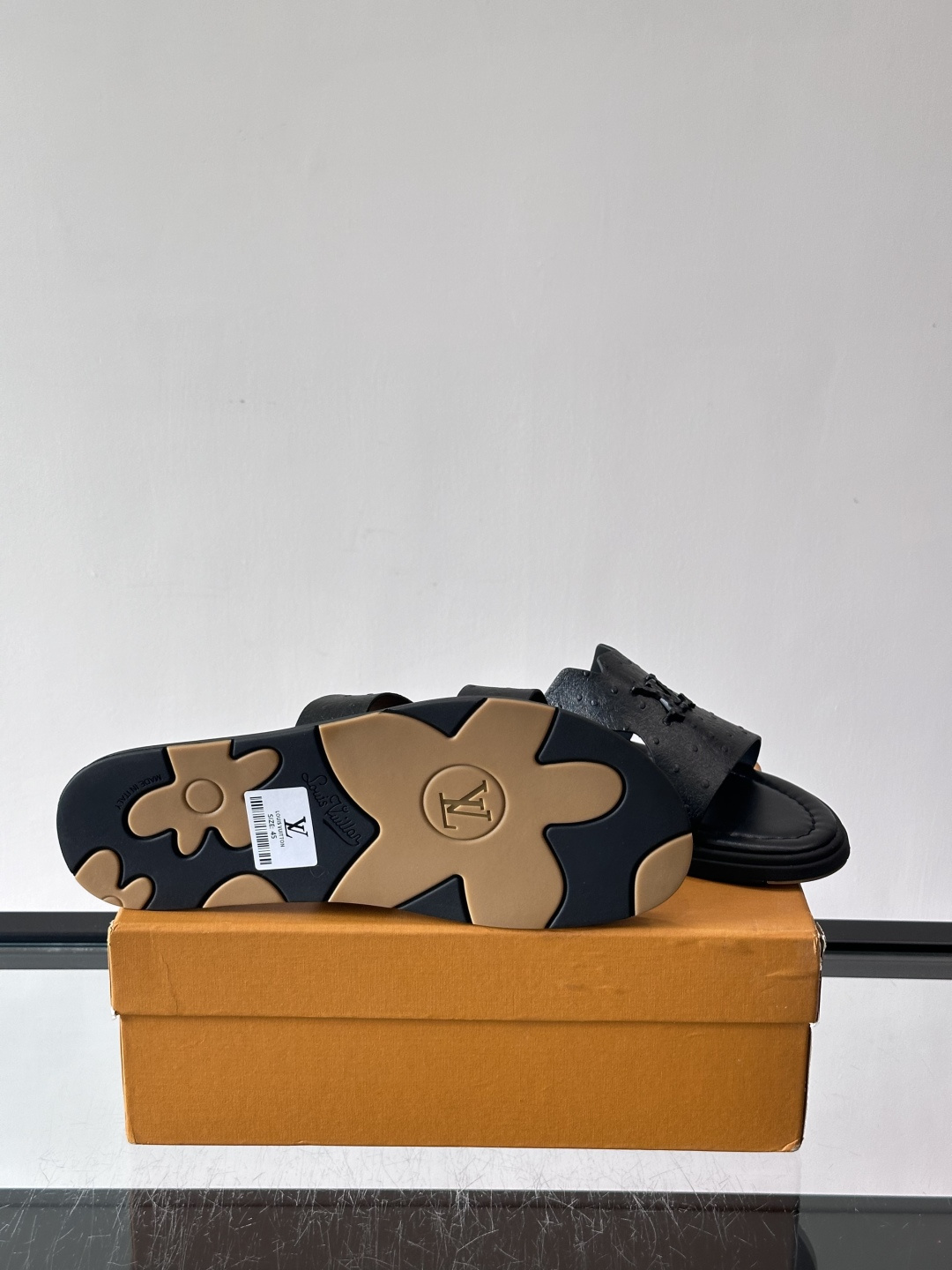 ​​✨LV Isola系列凉拖鞋，采用Monogram压花皮革，搭配橡胶鞋底，简约又有辨识度。鞋面“LV