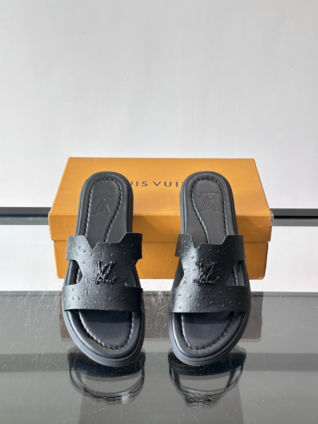 ​​✨LV Isola系列凉拖鞋，采用Monogram压花皮革，搭配橡胶鞋底，简约又有辨识度。鞋面“LV