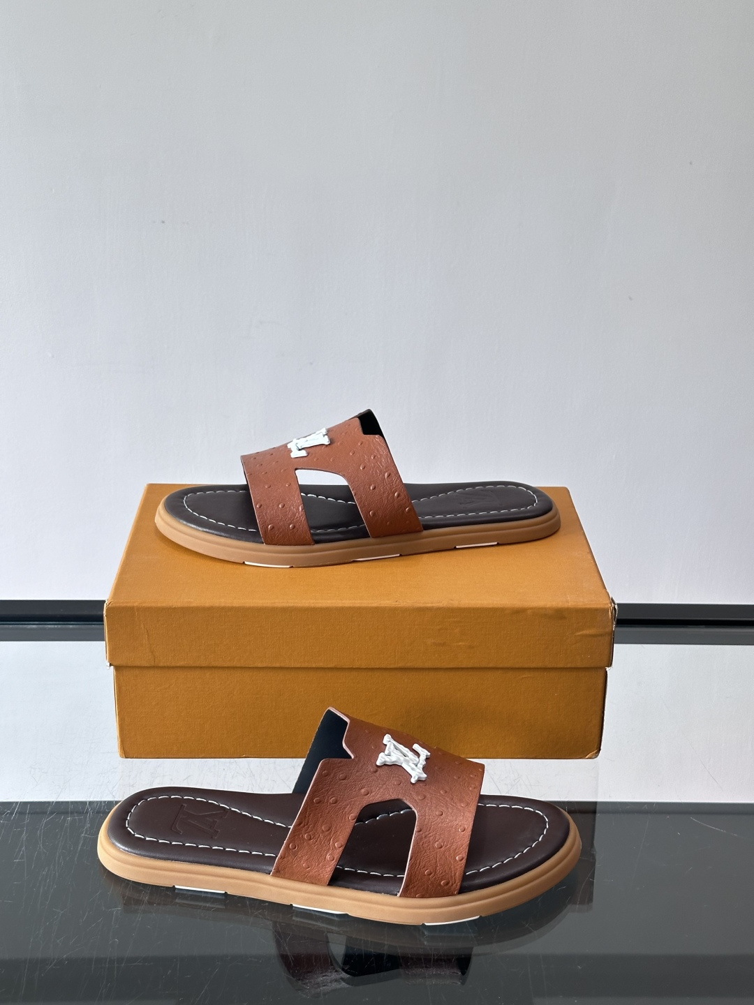 ​​✨LV Isola系列凉拖鞋，采用Monogram压花皮革，搭配橡胶鞋底，简约又有辨识度。鞋面“LV