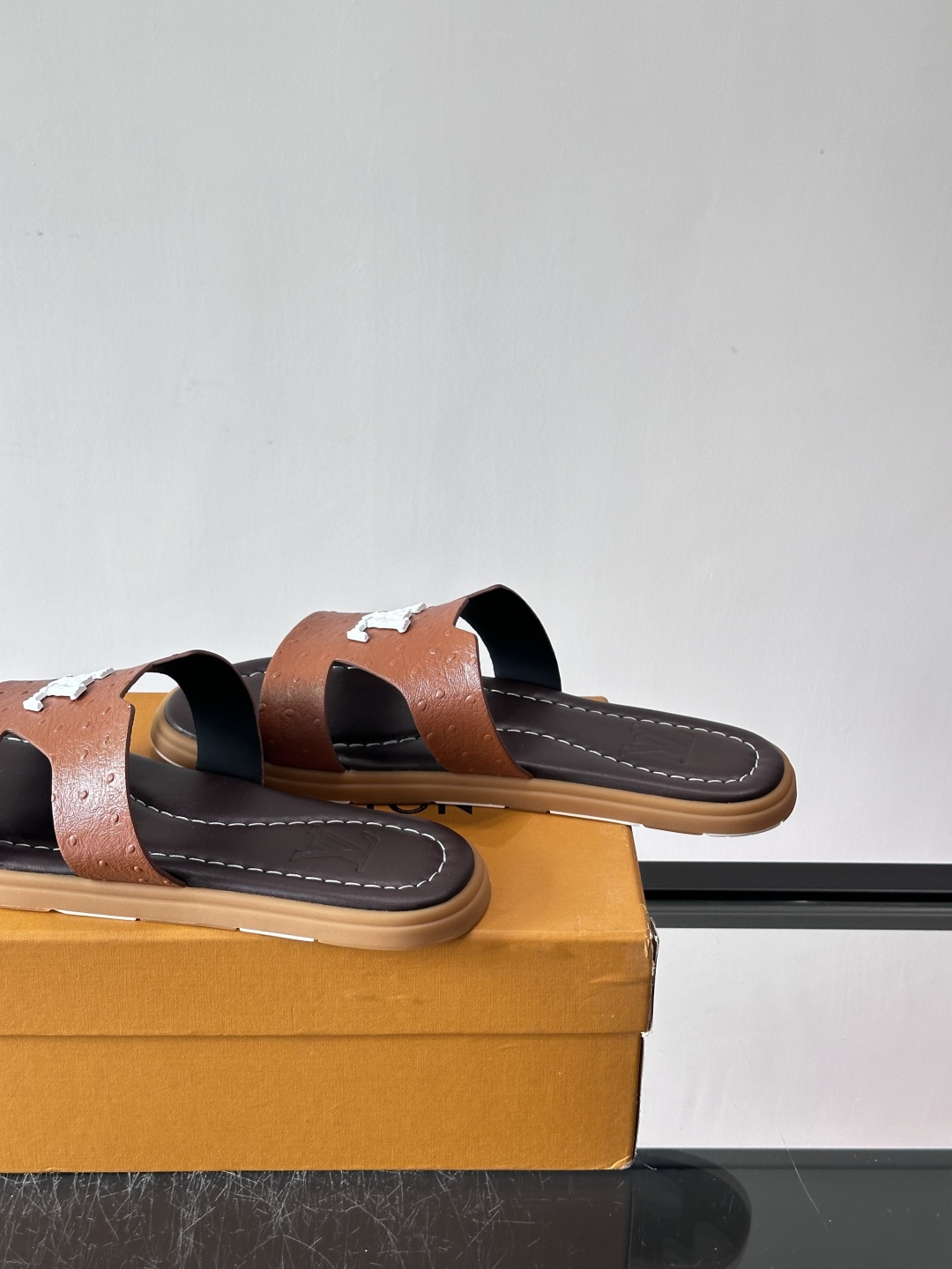 ​​✨LV Isola系列凉拖鞋，采用Monogram压花皮革，搭配橡胶鞋底，简约又有辨识度。鞋面“LV