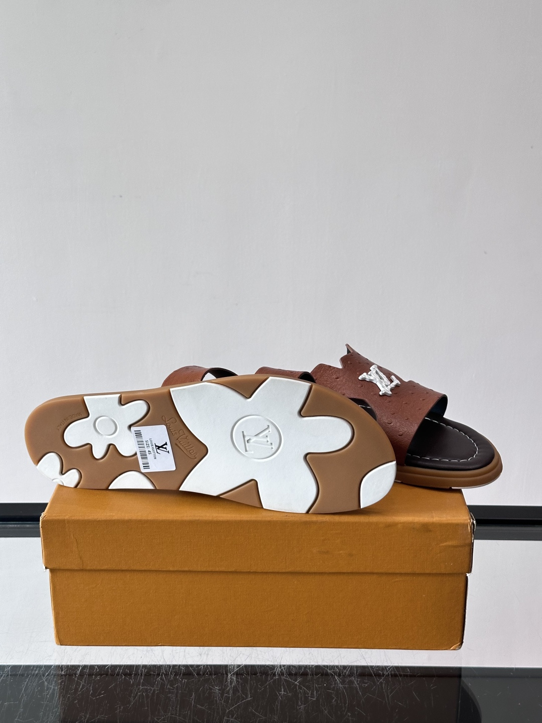 ​​✨LV Isola系列凉拖鞋，采用Monogram压花皮革，搭配橡胶鞋底，简约又有辨识度。鞋面“LV