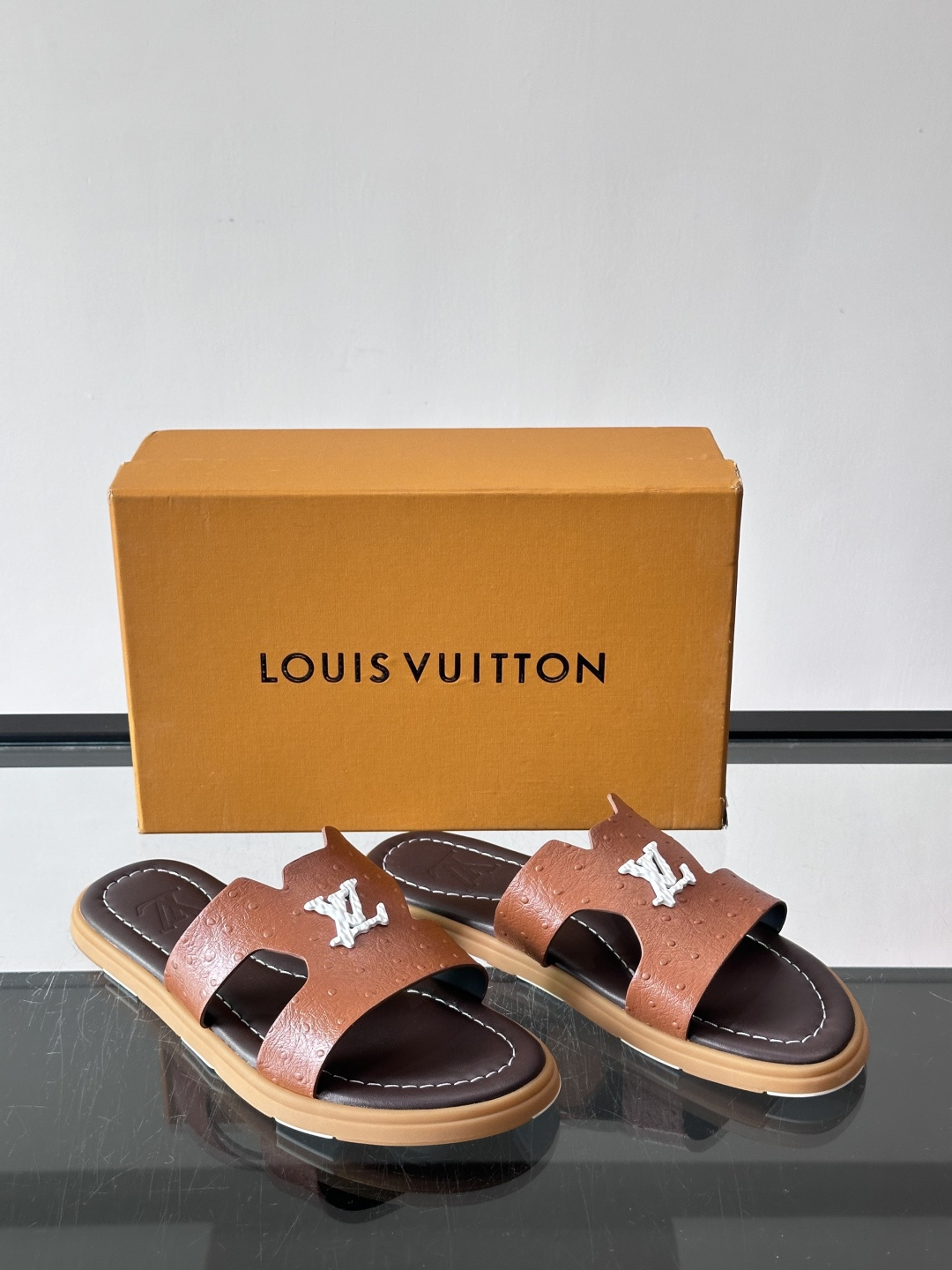 ​​✨LV Isola系列凉拖鞋，采用Monogram压花皮革，搭配橡胶鞋底，简约又有辨识度。鞋面“LV