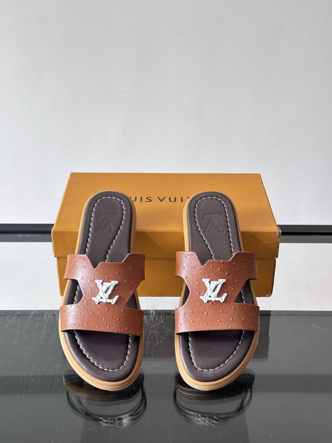 ​​✨LV Isola系列凉拖鞋，采用Monogram压花皮革，搭配橡胶鞋底，简约又有辨识度。鞋面“LV