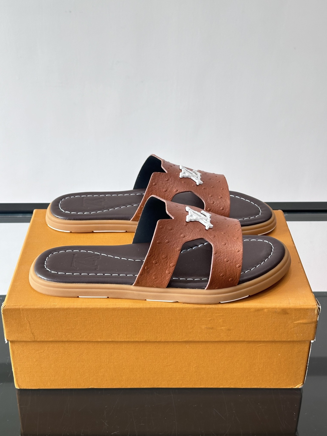 ​​✨LV Isola系列凉拖鞋，采用Monogram压花皮革，搭配橡胶鞋底，简约又有辨识度。鞋面“LV