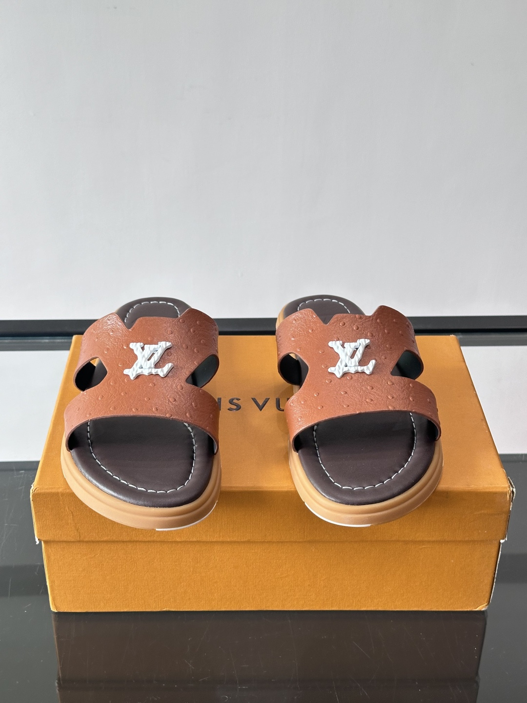 ​​✨LV Isola系列凉拖鞋，采用Monogram压花皮革，搭配橡胶鞋底，简约又有辨识度。鞋面“LV