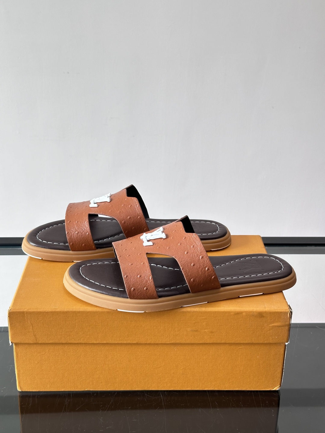 ​​✨LV Isola系列凉拖鞋，采用Monogram压花皮革，搭配橡胶鞋底，简约又有辨识度。鞋面“LV