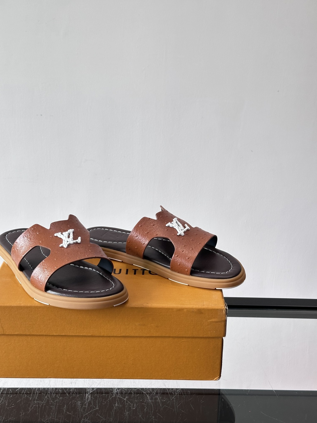 ​​✨LV Isola系列凉拖鞋，采用Monogram压花皮革，搭配橡胶鞋底，简约又有辨识度。鞋面“LV