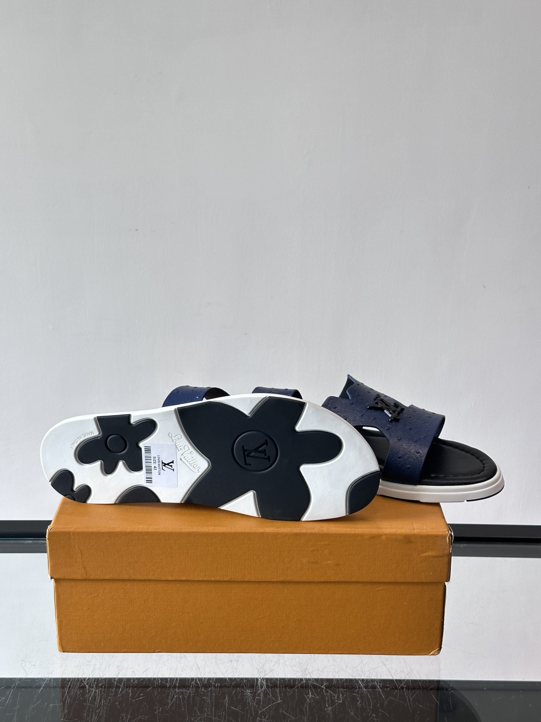 ​​✨LV Isola系列凉拖鞋，采用Monogram压花皮革，搭配橡胶鞋底，简约又有辨识度。鞋面“LV