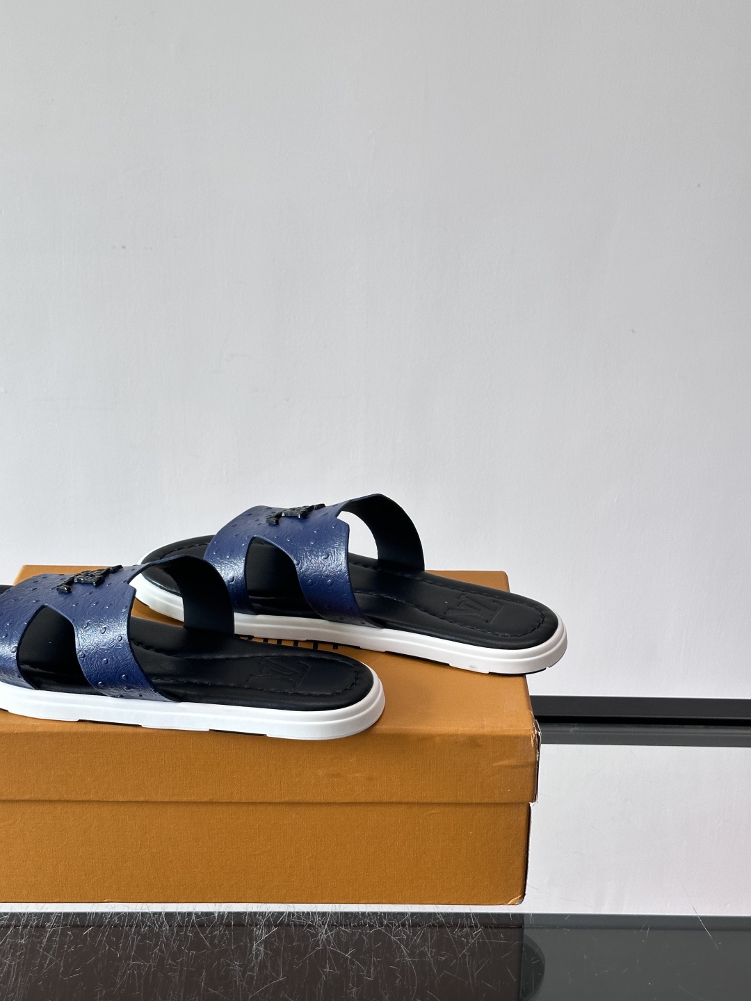 ​​✨LV Isola系列凉拖鞋，采用Monogram压花皮革，搭配橡胶鞋底，简约又有辨识度。鞋面“LV