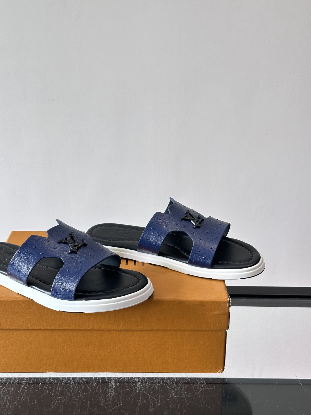 ​​✨LV Isola系列凉拖鞋，采用Monogram压花皮革，搭配橡胶鞋底，简约又有辨识度。鞋面“LV