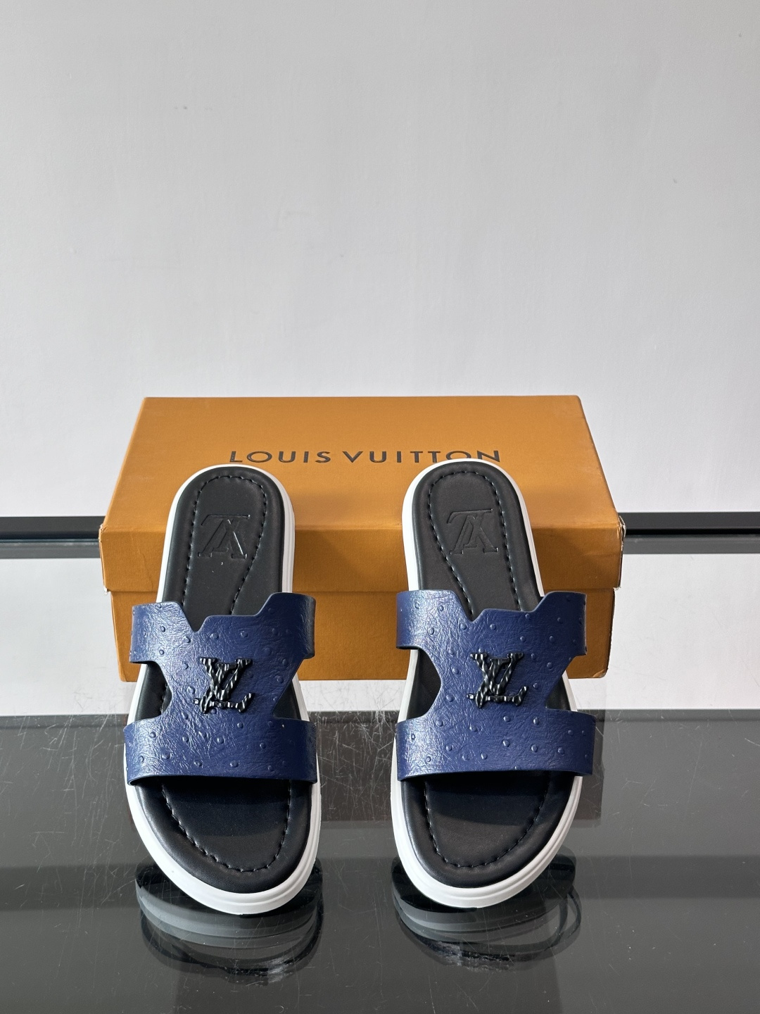 ​​✨LV Isola系列凉拖鞋，采用Monogram压花皮革，搭配橡胶鞋底，简约又有辨识度。鞋面“LV