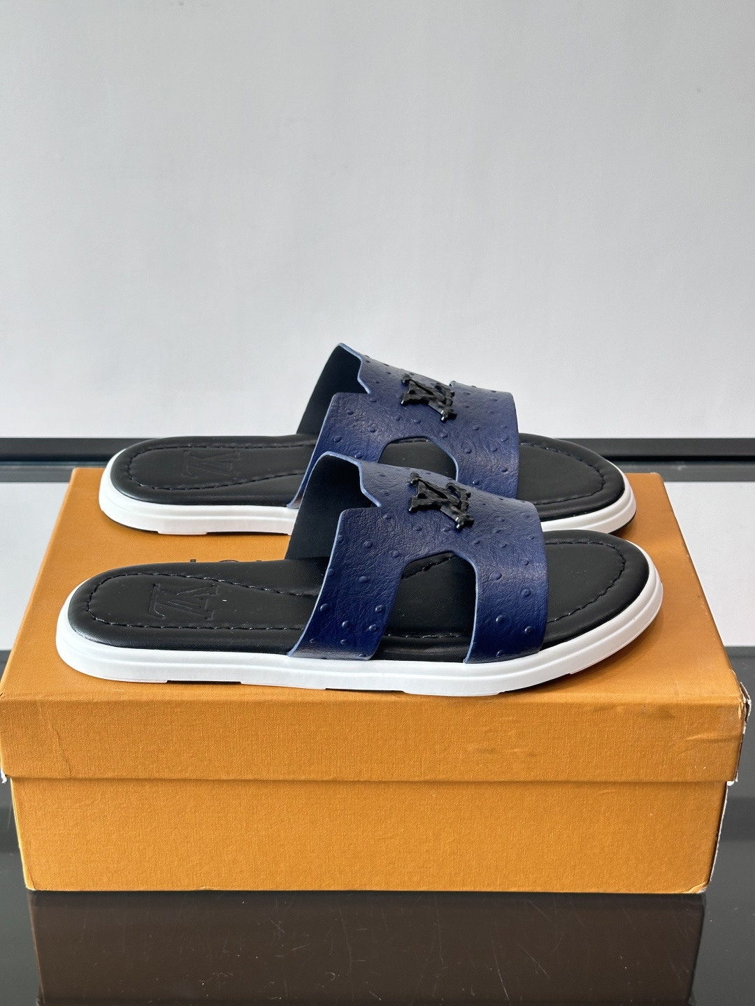 ​​✨LV Isola系列凉拖鞋，采用Monogram压花皮革，搭配橡胶鞋底，简约又有辨识度。鞋面“LV