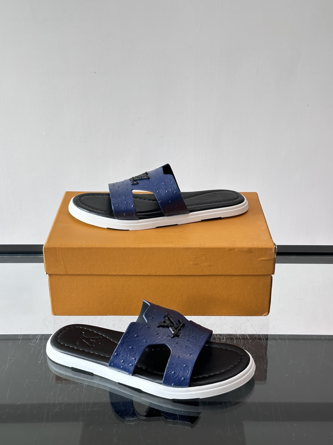 ​​✨LV Isola系列凉拖鞋，采用Monogram压花皮革，搭配橡胶鞋底，简约又有辨识度。鞋面“LV