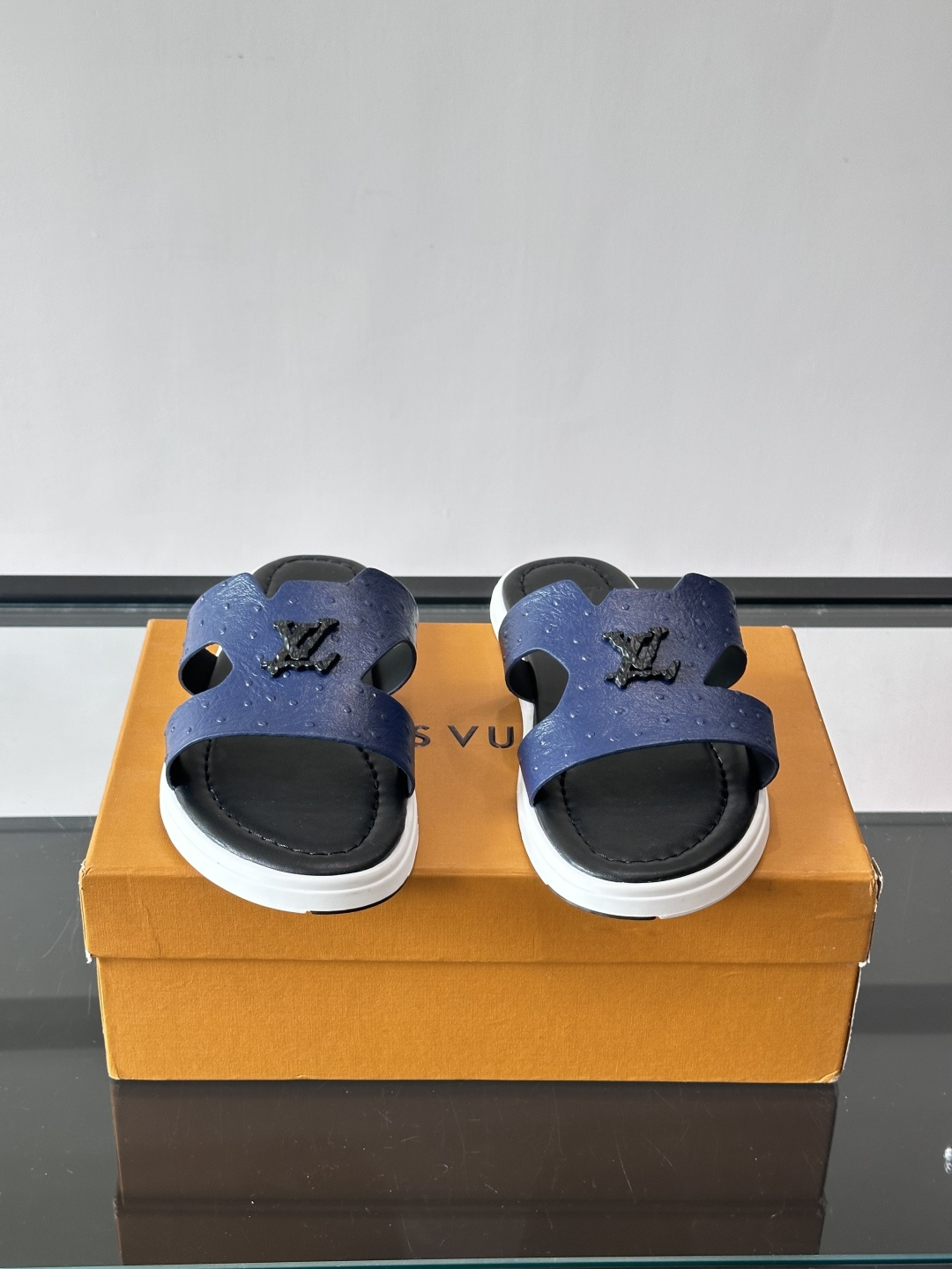 ​​✨LV Isola系列凉拖鞋，采用Monogram压花皮革，搭配橡胶鞋底，简约又有辨识度。鞋面“LV