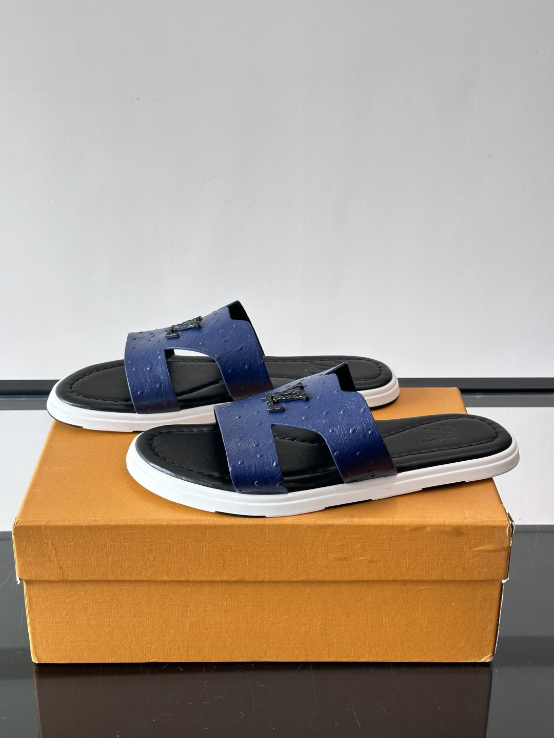 ​​✨LV Isola系列凉拖鞋，采用Monogram压花皮革，搭配橡胶鞋底，简约又有辨识度。鞋面“LV