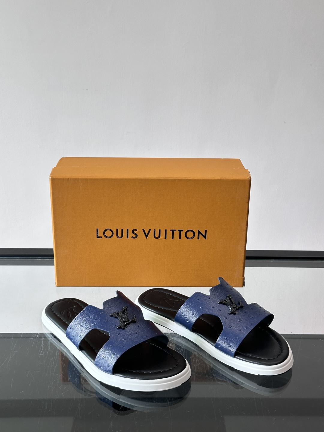 ​​✨LV Isola系列凉拖鞋，采用Monogram压花皮革，搭配橡胶鞋底，简约又有辨识度。鞋面“LV