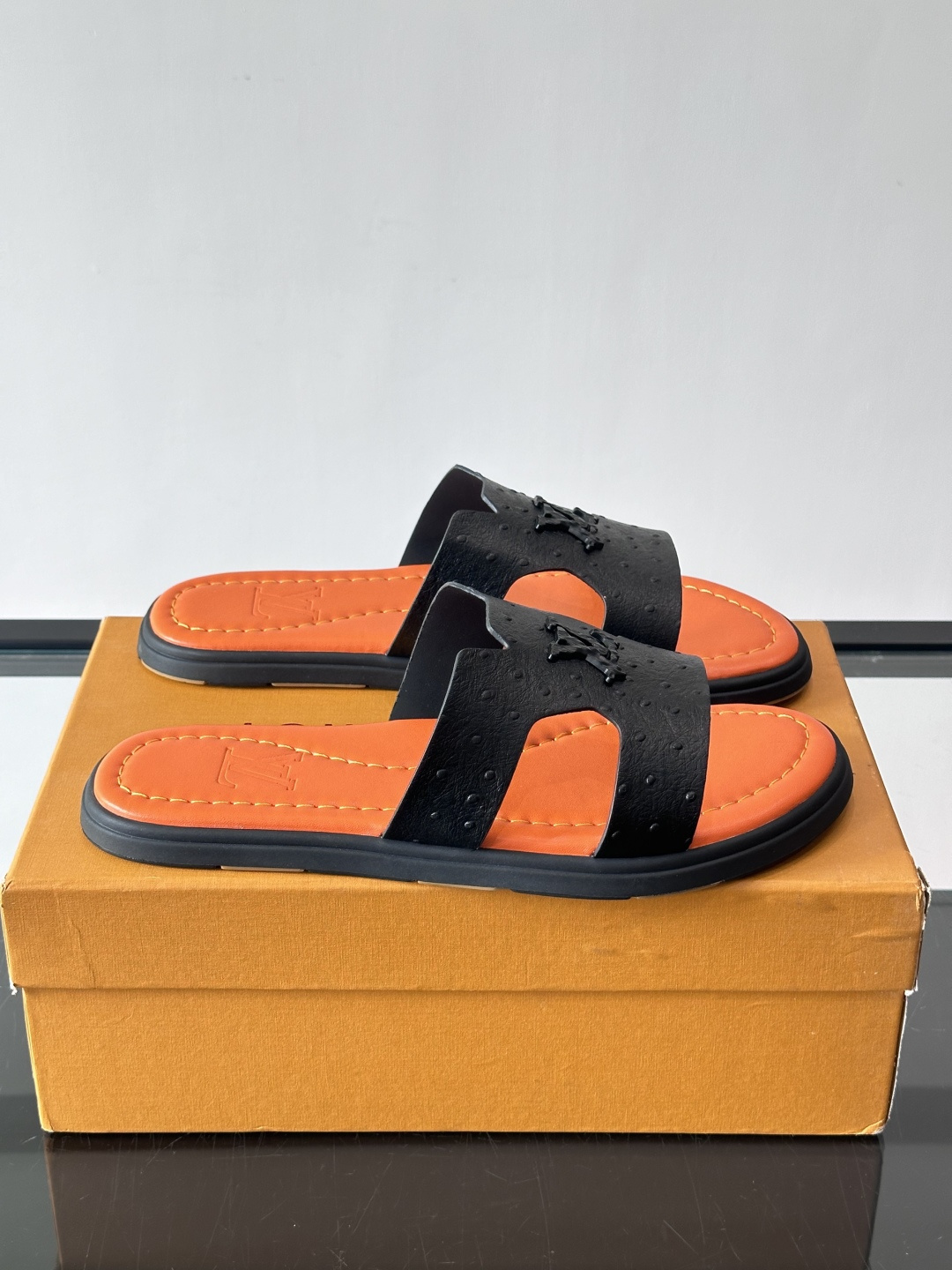 ​​✨LV Isola系列凉拖鞋，采用Monogram压花皮革，搭配橡胶鞋底，简约又有辨识度。鞋面“LV