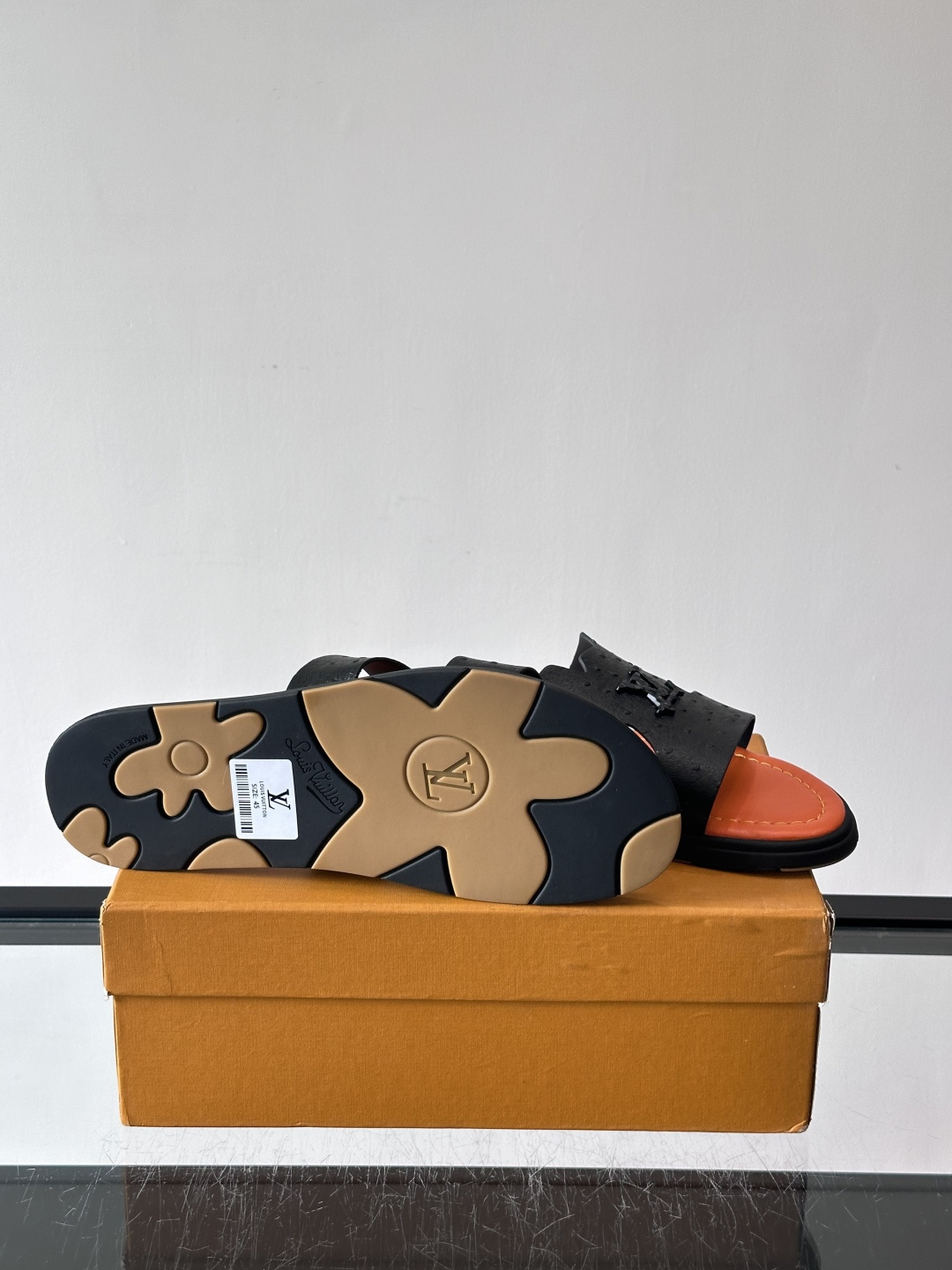 ​​✨LV Isola系列凉拖鞋，采用Monogram压花皮革，搭配橡胶鞋底，简约又有辨识度。鞋面“LV