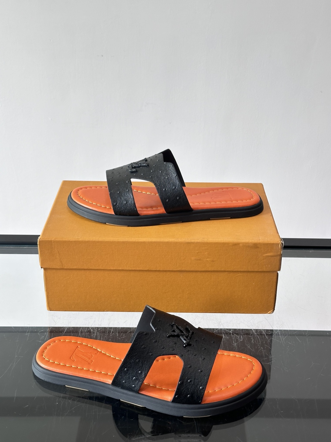 ​​✨LV Isola系列凉拖鞋，采用Monogram压花皮革，搭配橡胶鞋底，简约又有辨识度。鞋面“LV