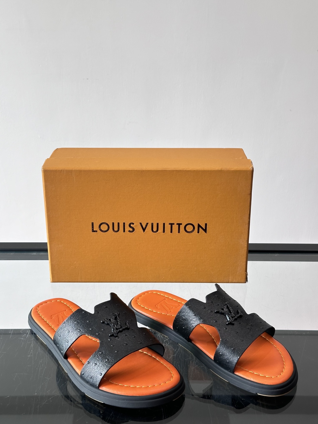 ​​✨LV Isola系列凉拖鞋，采用Monogram压花皮革，搭配橡胶鞋底，简约又有辨识度。鞋面“LV