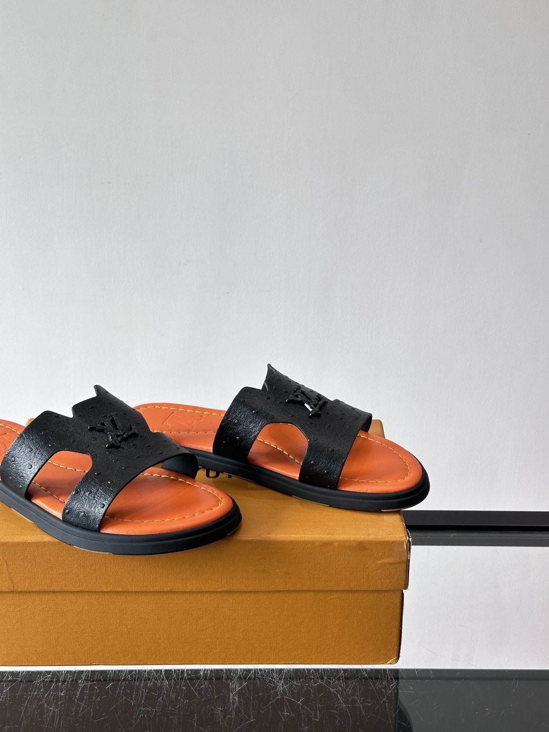 ​​✨LV Isola系列凉拖鞋，采用Monogram压花皮革，搭配橡胶鞋底，简约又有辨识度。鞋面“LV