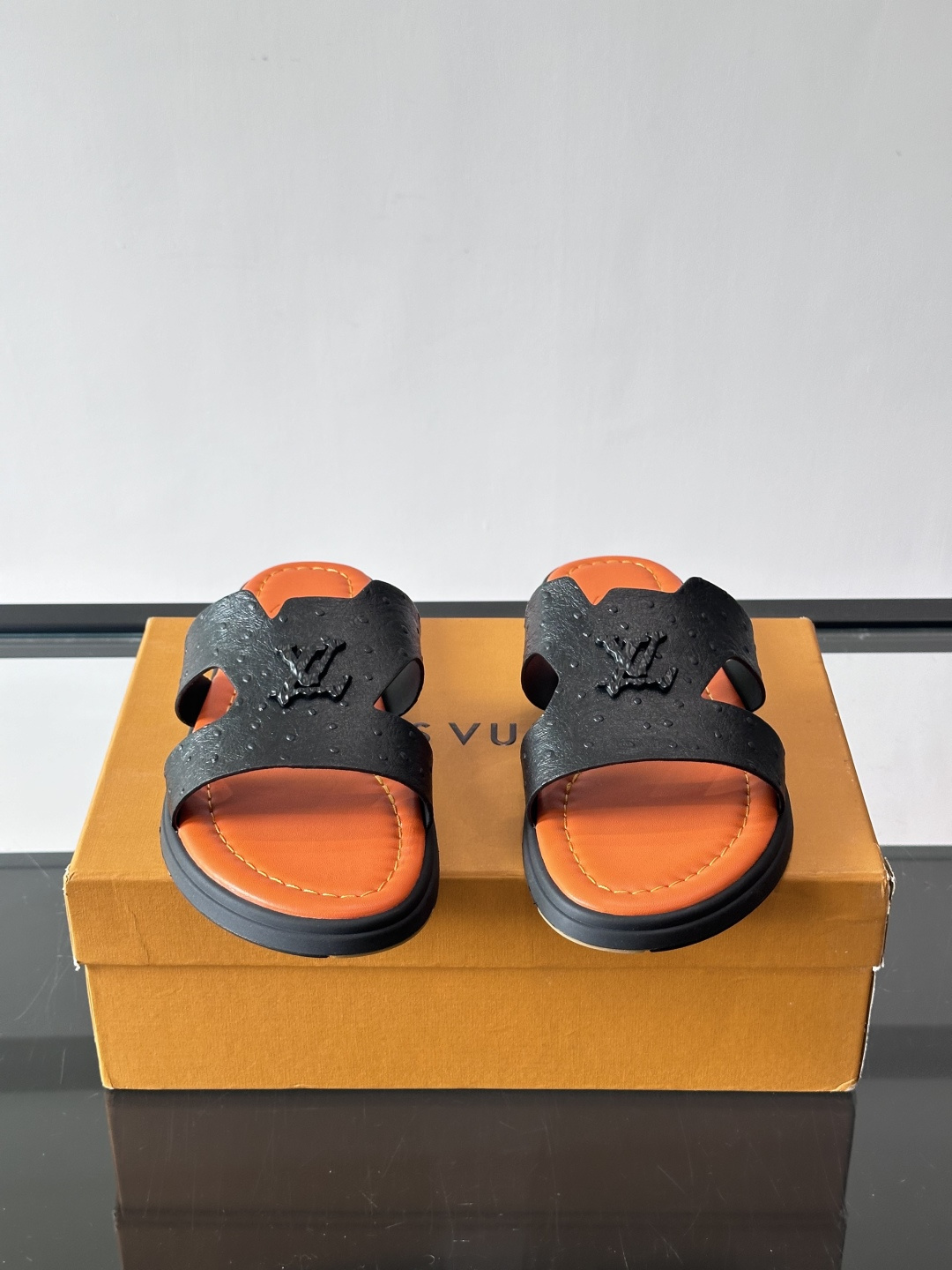 ​​✨LV Isola系列凉拖鞋，采用Monogram压花皮革，搭配橡胶鞋底，简约又有辨识度。鞋面“LV