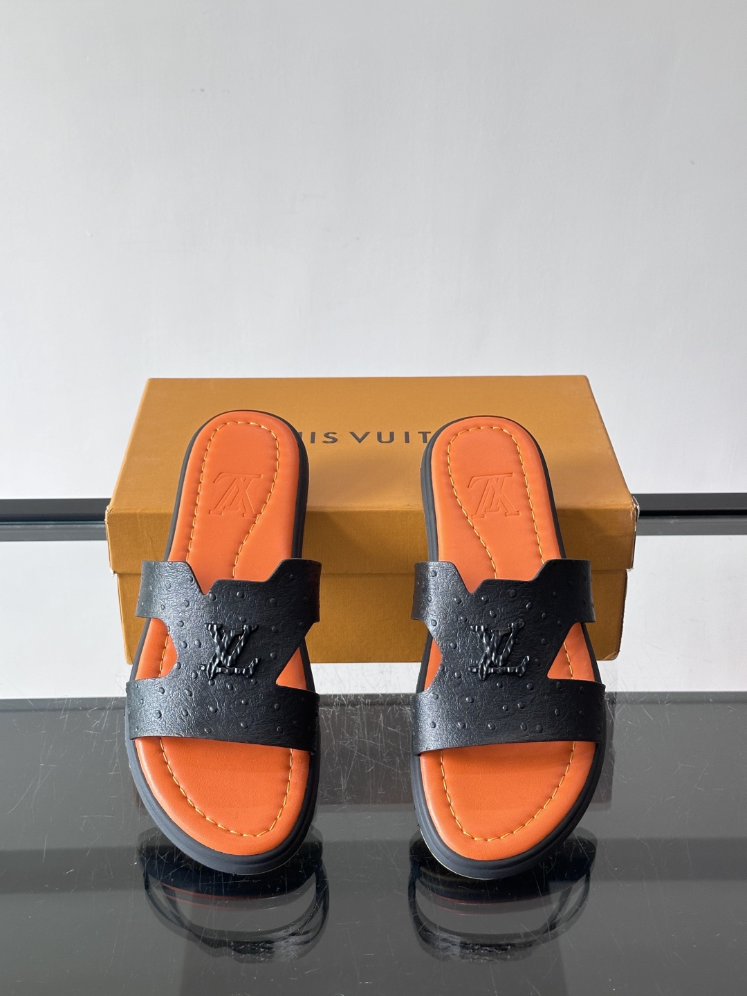 ​​✨LV Isola系列凉拖鞋，采用Monogram压花皮革，搭配橡胶鞋底，简约又有辨识度。鞋面“LV