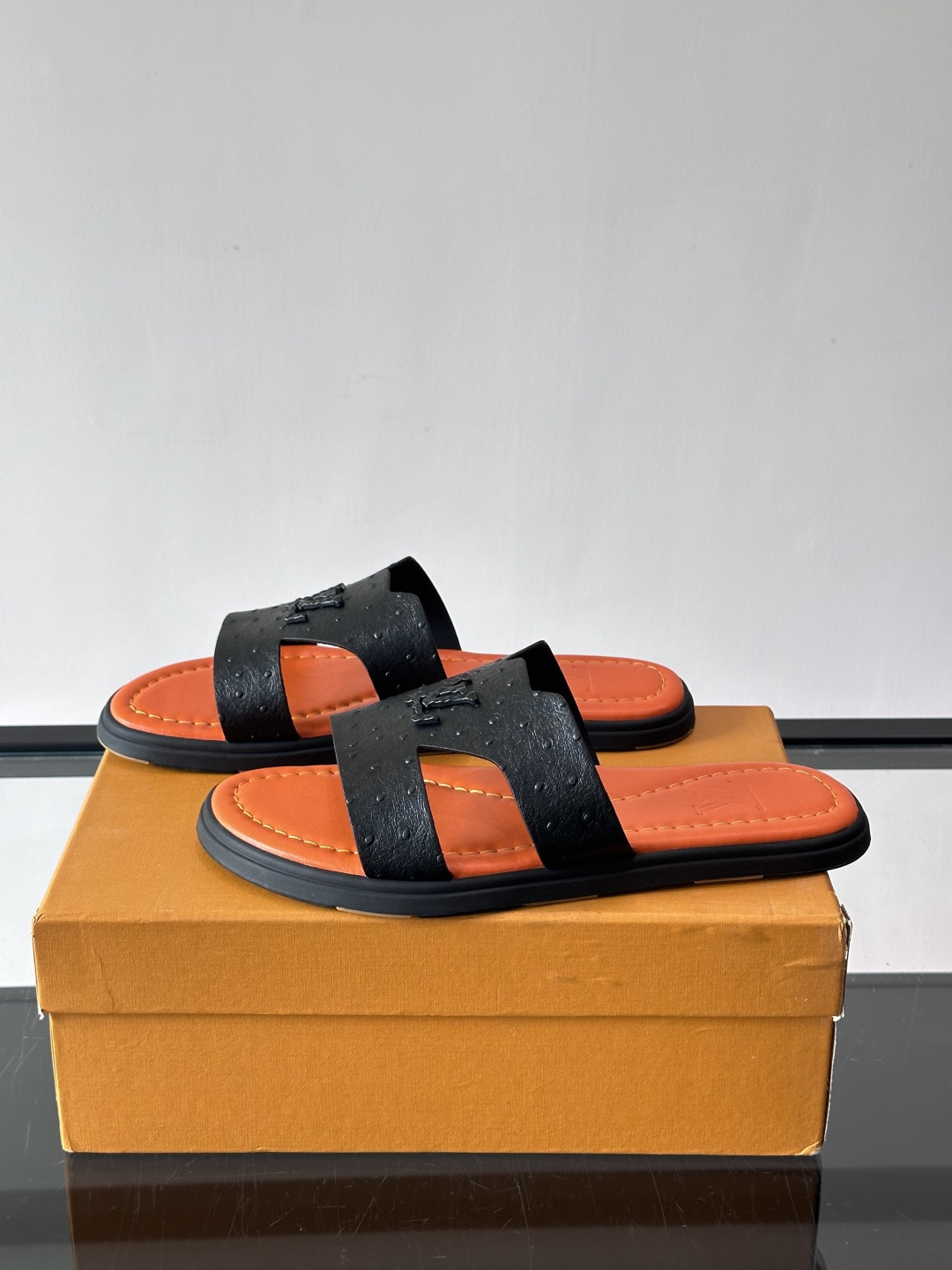 ​​✨LV Isola系列凉拖鞋，采用Monogram压花皮革，搭配橡胶鞋底，简约又有辨识度。鞋面“LV